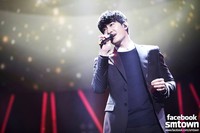 Zhoumi 'Super Junior-M' tampil solo di atas panggung. (SME)