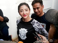 Depe menebar senyumannya sebelum berangkat ke Kejari.