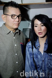 Jill Gladys dan ayah tercinta, Pocky saat ditemui di Studio Hanggar, Pancoran, Jakarta Selatan, Rabu (12/2/2014) malam. Asep/detikHOT.