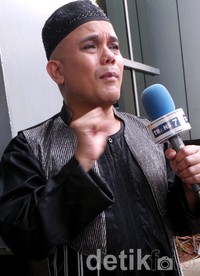 Meski terlihat tegar menerima kepergian sang Ayah, Ozy tetap tak bisa menahan tangis saat mengenang ayahanda tercinta.