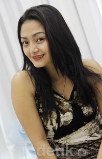 Setelah shading eyeliner, Siti terlihat lebih percaya diri. Asep/detikHOT.