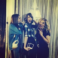 Lewat Instagram, model Cara Delevingne membeberkan rambut baru Swift. (Instagram)