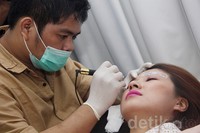 Perawatan kecantikan yang dilakukan oleh mantan personel Cherrybelle itu dilakukan untuk hari spesial Valentine. Asep/detikHOT.