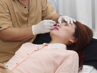 Selain sulam alis, Wenda juga melakukan shading eyeliner. Asep/detikHOT.