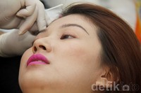 Ini valentine pertama sama dia. Pengen yang beda dan mungkin shading eyeliner bisa membantu, katanya. Asep/detikHOT.