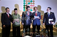 (Kiri ke kanan) Pakar Kesehatan KLink Indonesia Haryoko Dwiyanto, Ketua Majelis Ulama Indonesia KH Amidhan, Duta Besar Malaysia untuk Indonesia Dato Syed Munshe Afdzaruddin Bin Syed Hassan, Presiden Direktur PT K-Link Indonesia Md Radzi Saleh, dan Ketua Asosiasi Penjualan Langsung Indonesia Djoko H Komara berbincang usai penyerahan sertifikat MLM Syariah.