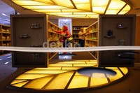 Konsumen memilih produk K-Link di Pusat Distribusi K-mart, Gatot Subroto, Jakarta.