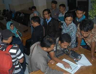 Puluhan Guru Honorer Situbondo Labrak DPRD Protes Kelulusan CPNS