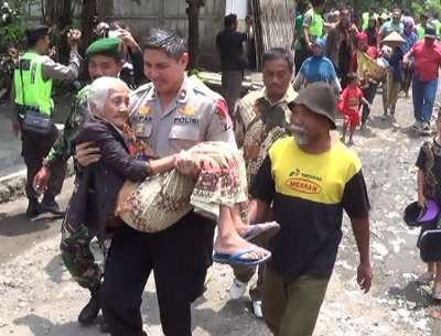 Simulasi Letusan Gunung Kelud, Sebagian Warga Digendong Polisi