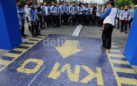 Para bikers menyimak arahan dari instruktur safety ride, Joel Deksa Mastana.