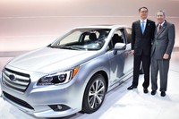Subaru Legacy muncul dengan membawa segala perubahan yang lebih segar. Meski tampilannya baru, namun tetap mempertahankan desain yang lebih ramping. Terlihat pada bagian depan, dengan grille heksagonal yang lebih rendah. (dok Subaru)