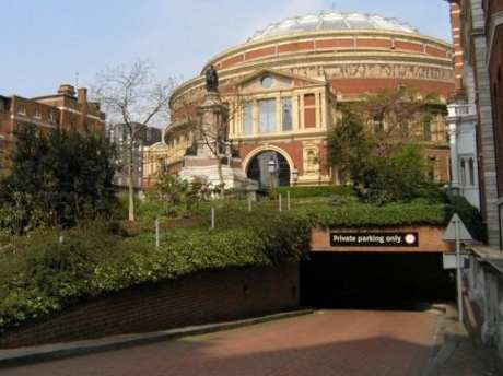 Mau Parkir di Sini Kudu Bayar Rp 8 Miliar