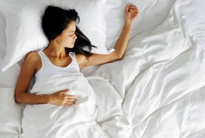 Berbaring di Kasur Lebih Lama dari Pria, Wanita Tidur Lebih Sedikit