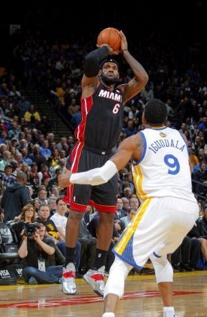 LeBron Bawa Heat Menang Dramatis atas Warriors