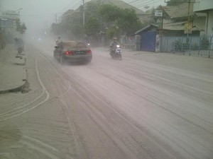 Abu Kelud Bikin Jalan di Yogya Bak Bersalju, Warga Pilih Berdiam di Rumah