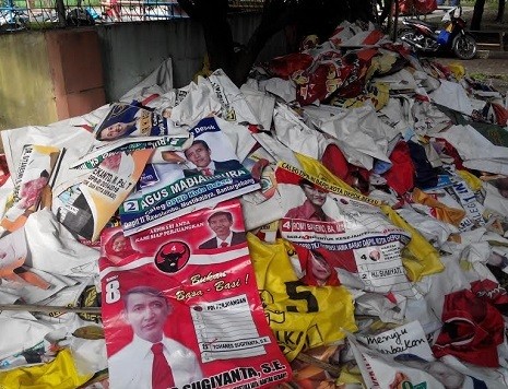 Di Bekasi, Ribuan Caleg Penunggu Pohon Digusur
