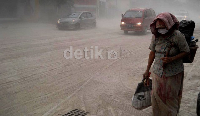 Jangan Kucek Mata yang Kemasukan Abu Vulkanik! Lakukan-langkah Ini