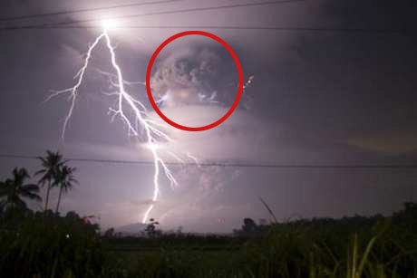 Semburan Letusan Kelud Munculkan Penampakan Mirip Burung Hantu