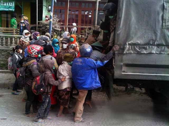 Kostrad Bangun Dapur Umum dan Pos Kesehatan Bagi Pengungsi Kelud