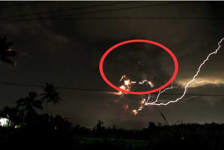 Fenomena Menarik yang Muncul di Langit Gunung Kelud Saat Meletus