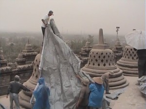 Borobudur Ditutup Akibat Abu Gunung Kelud, 73 Stupa Diselimuti Plastik