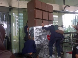 KPK Dapat Cokelat Raksasa Sebagai Dukungan Berantas Korupsi