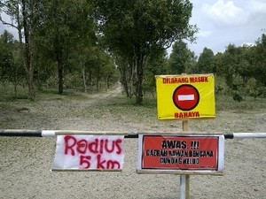 Spanduk Petunjuk Jalur Evakuasi Dipasang di Jalan Pedesaan