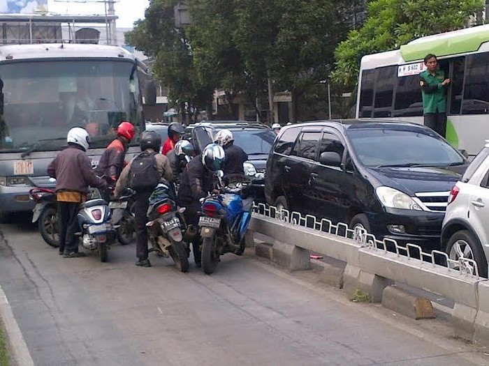 Ini Gaya Pelanggar Busway Ketika Gotong Royong Hindari Pak Polisi