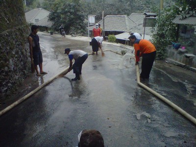 Rukunnya Warga Bersihkan Abu Gunung Kelud