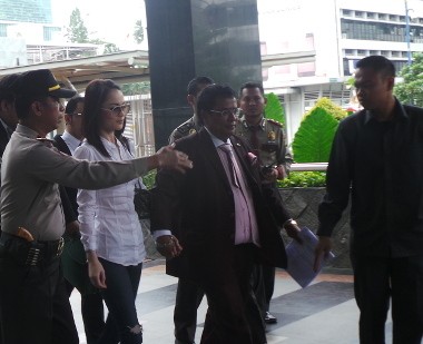 Tampil dengan Jeans Robek dan Pulasan Make Up Tipis, Jennifer Tiba di KPK