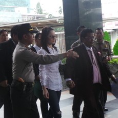 Tampil dengan Jeans Robek dan Pulasan Make Up Tipis, Jennifer Tiba di KPK