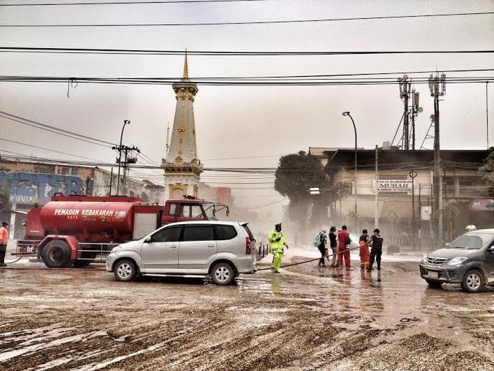 Tugu Yogya dan Malioboro Mulai Disemprot Dibersihkan dari Abu Kelud