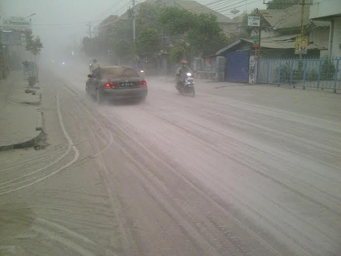 Abu Kelud Masih Guyur Yogya, Pedagang di Pasar Tutup dan Warga Pilih Pakai Masker