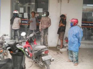 Tangkal Abu Kelud, Warga Yogyakarta Antre Beli Masker