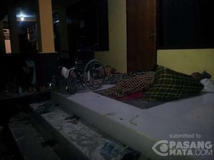 Balai Desa Penuh, Pengungsi Letusan Gunung Kelud Tidur di Teras