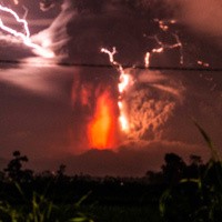 Lava Pijar Gunung Kelud yang Memerahkan Kegelapan Malam