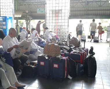 Terkendala Abu Kelud, Lansia Pulang Umroh Telantar di Gambir
