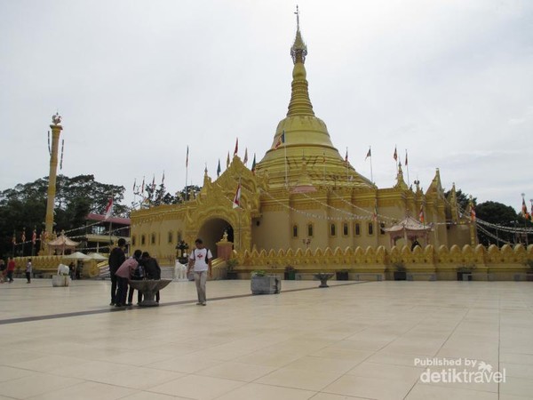 Pagoda Emas Di Taman Alam Lumbini Yang Ramai Saat Waisak