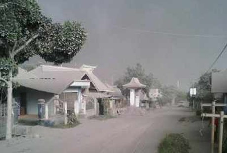 SPBU Tetap Beroperasi di Tengah Hujan Abu Gunung Kelud
