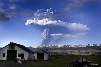 Gunung api Grimsvoetn di Islandia mengeluarkan asap setelah letusan di tahun 2011. (kredit foto: getty images)     