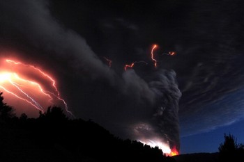 Kilat muncul di puncak gunung berapi Puyehue di dekat Chile, 870 kilometer dari ibu kota Santiago. (kredit foto: getty images)