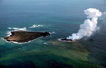 Kelahiran pulau gunung berapi baru di dekat pulau Nishino Shima, Jepang pada tahun 2013. (kredit foto: getty iamges)