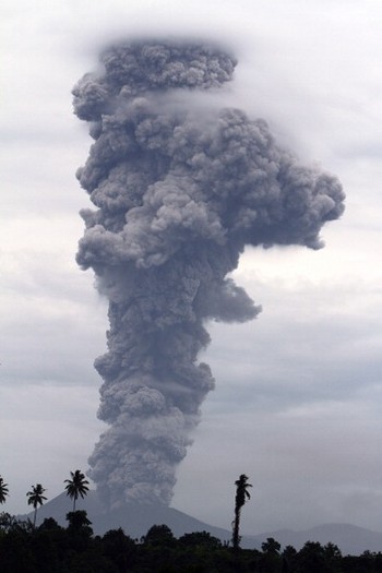 Gunung Lokon di Minahasa melepaskan asap tebal. (kredit foto: getty images)     