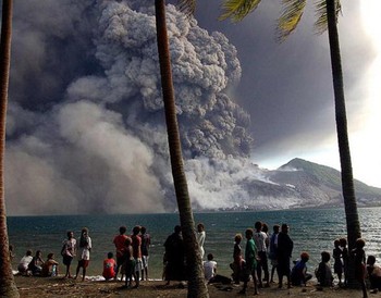 Para warga menyaksikan letusan gunung api Tavurvur di Papua Nugini tahun 2006. (kredit foto: getty images)