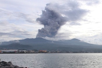 Salah satu gunung berapi teraktif di Indonesia, gunung Lokon di Minahasa, melepas debu vulkanik di tahun 2012. (kredit foto: getty images)