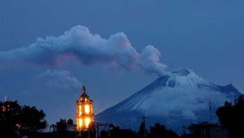     Asap dan abu meluncur dari gunung Popocatepetl di Meksiko pada September 2012. (kredit foto: getty images)     
