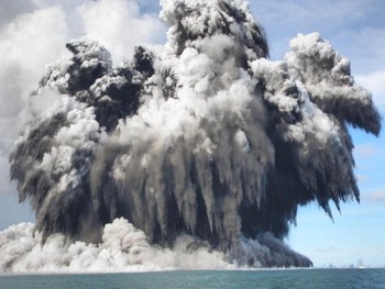     Gunung berapi bawah laut di Tonga meletus pada tahun 2009 dan menimbulkan gempa. (kredit foto: getty images)