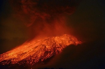     Pijaran lava dan asap dari gunung api Popocatepetl yang berlokasi 55 kilometer dari Mexico City. (kredit foto: getty images)