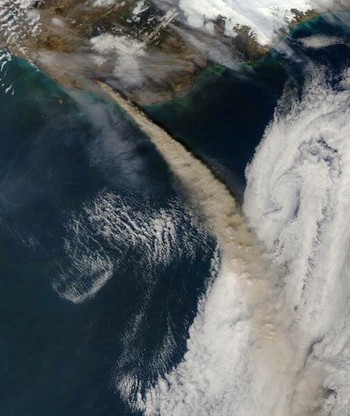 Foto satelit NASA mengabadikan gunung api Eyjafjallajokull di Islandia dari angkasa (kredit foto: getty images)
