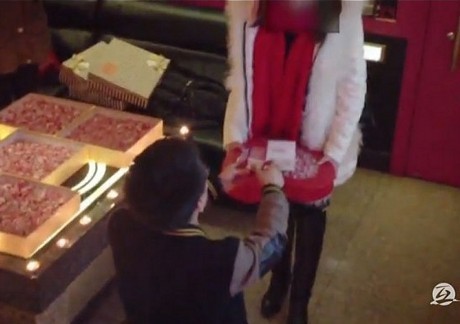 Pria China Lamar Kekasih dengan Bunga Mawar dari Uang Rp 394 Juta